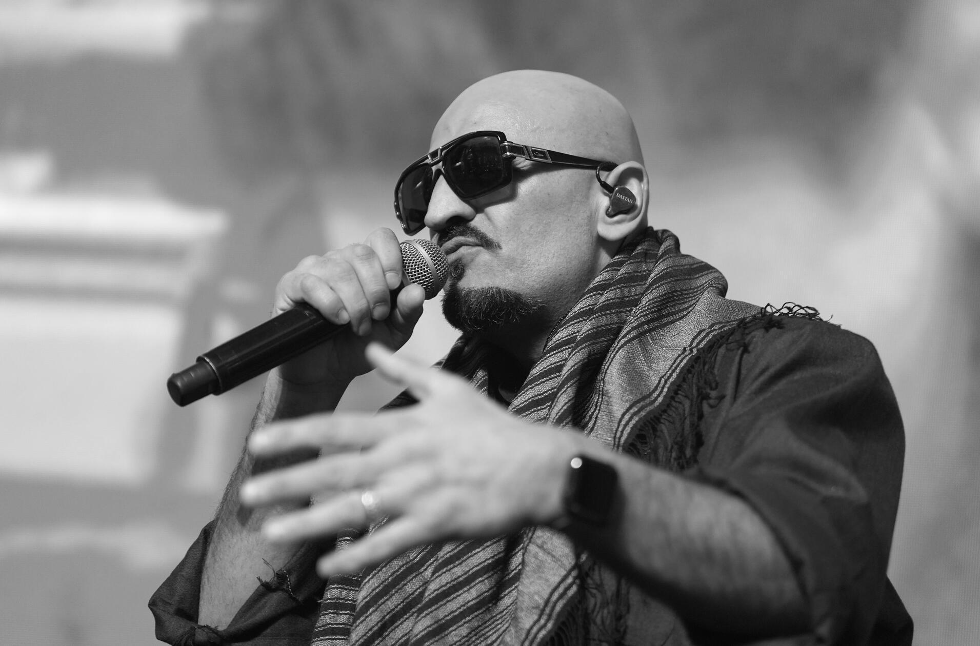 Der Rapper Xatar ist im Alter von 43 Jahren überraschend gestorben. Xatar, der mit bürgerlichem Namen Giwar Hajabi hieß, sei am Abend des 9. Mai 2025 tot in einer Kölner Wohnung aufgefunden worden, teilte ein Sprecher der Kölner Staatsanwaltschaft mit.