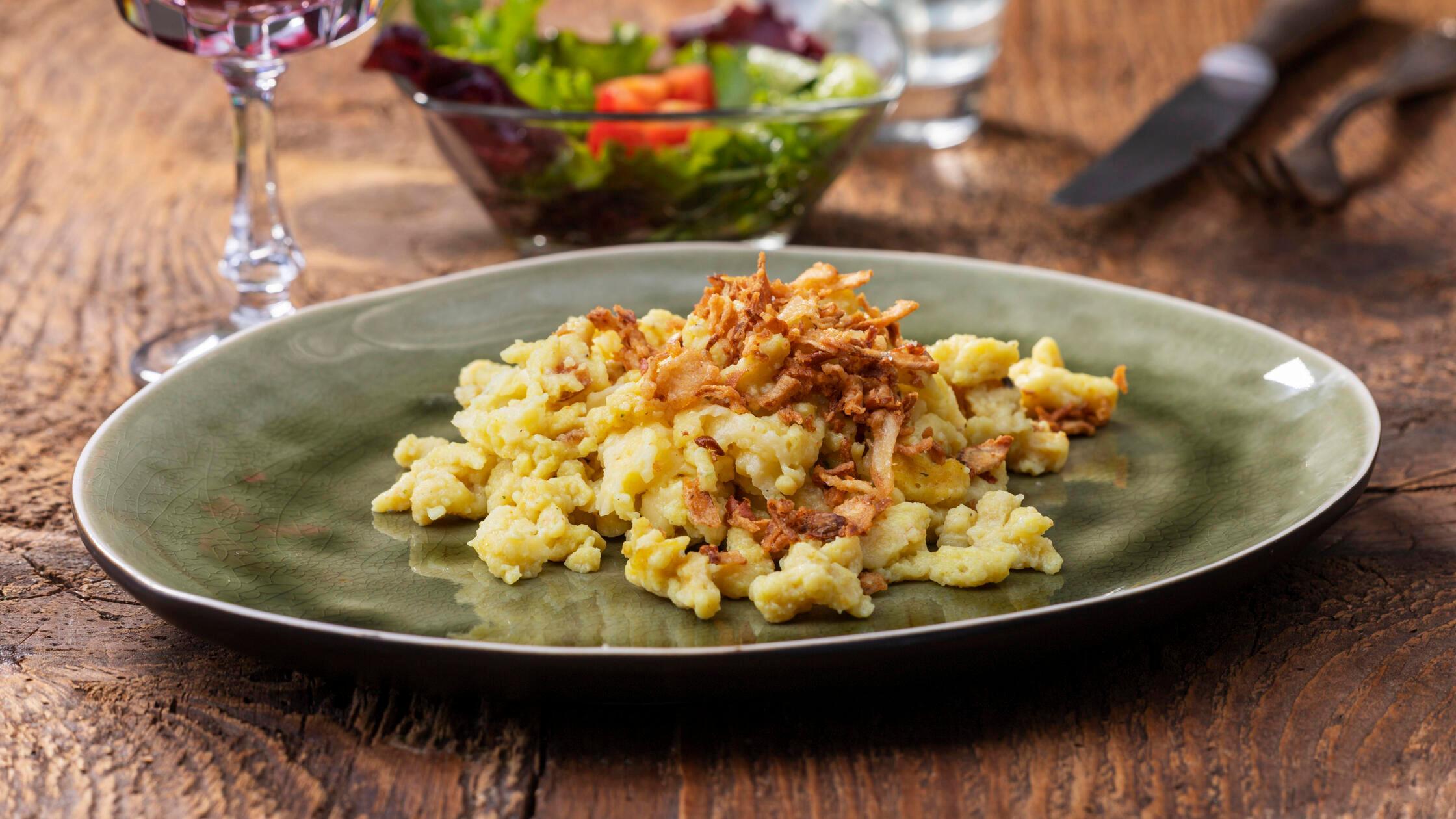 hausgemachte schwäbische Spätzle auf Holz hausgema