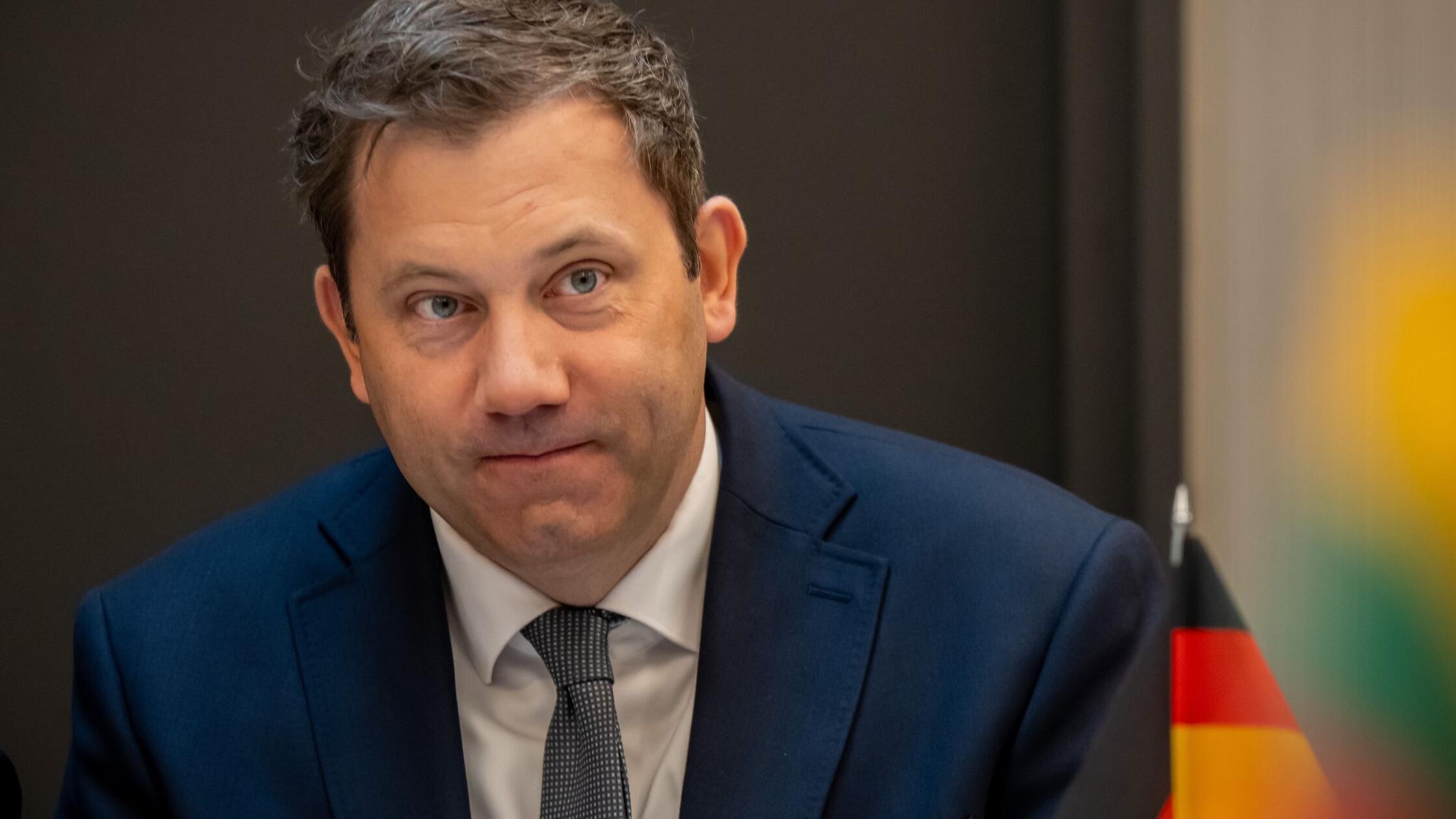 Klingbeil schwört Koalition auf größere Sparzwänge ein