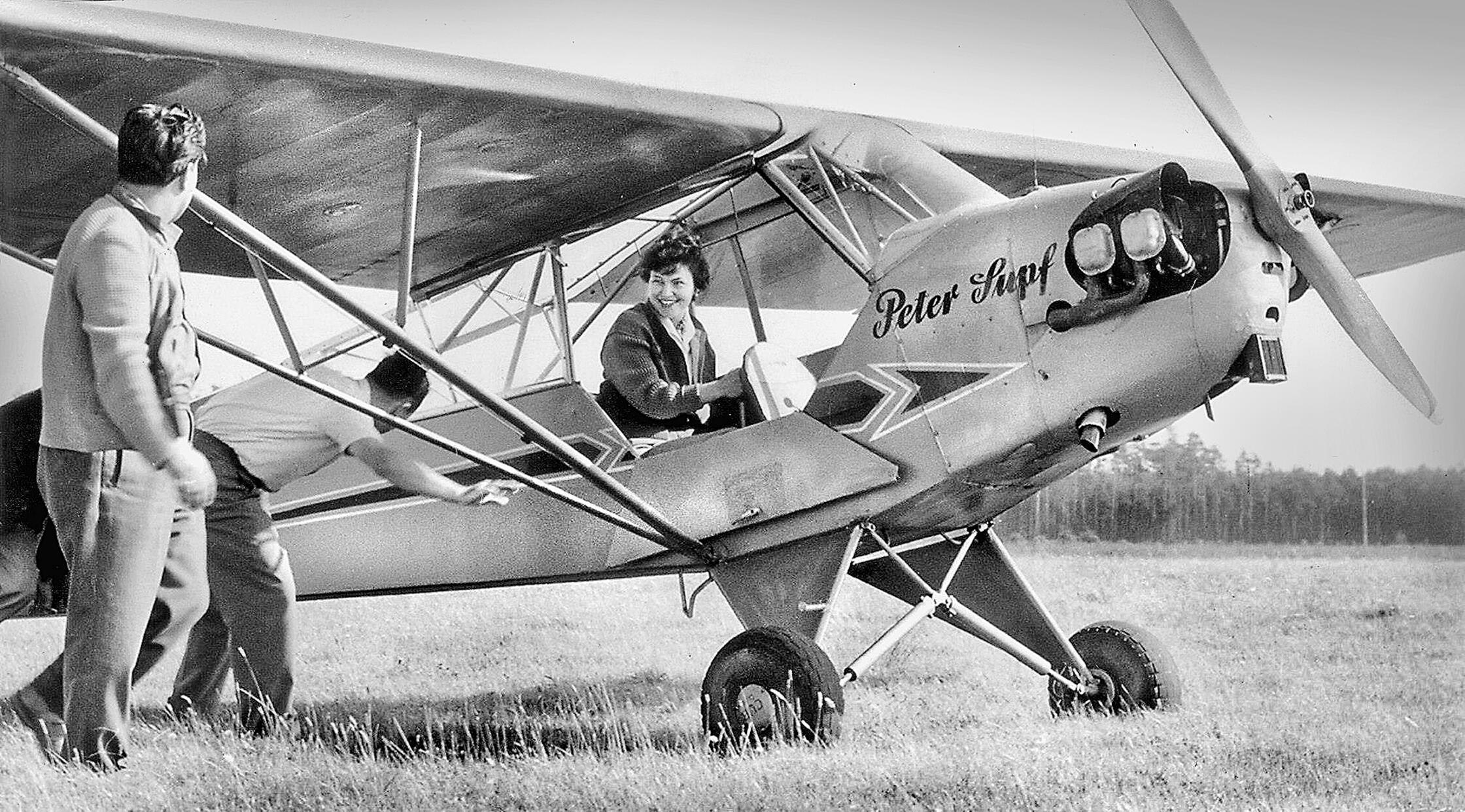 „Frau Lilo geht in die Luft“, titelten die Nürnberger Nachrichten im Februar 1957. Gemeint war die damals 34-jährige Lilo Köllisch, die als erste Frau in Nordbayern nach dem Krieg ihren Flugschein beim Aero-Club Nürnberg machte. In einer Piper mit 65-PS-Motor absolvierte sie nach nur 10 Flugstunden ihren ersten Alleinflug und startete damit in einer Männerdomäne durch. Entsprechend nervös zeigte sich ihr Fluglehrer, der offen zugab: „Einen Mann mit dem gleichen Leistungsstand hätte ich schon früher fliegen lassen.“