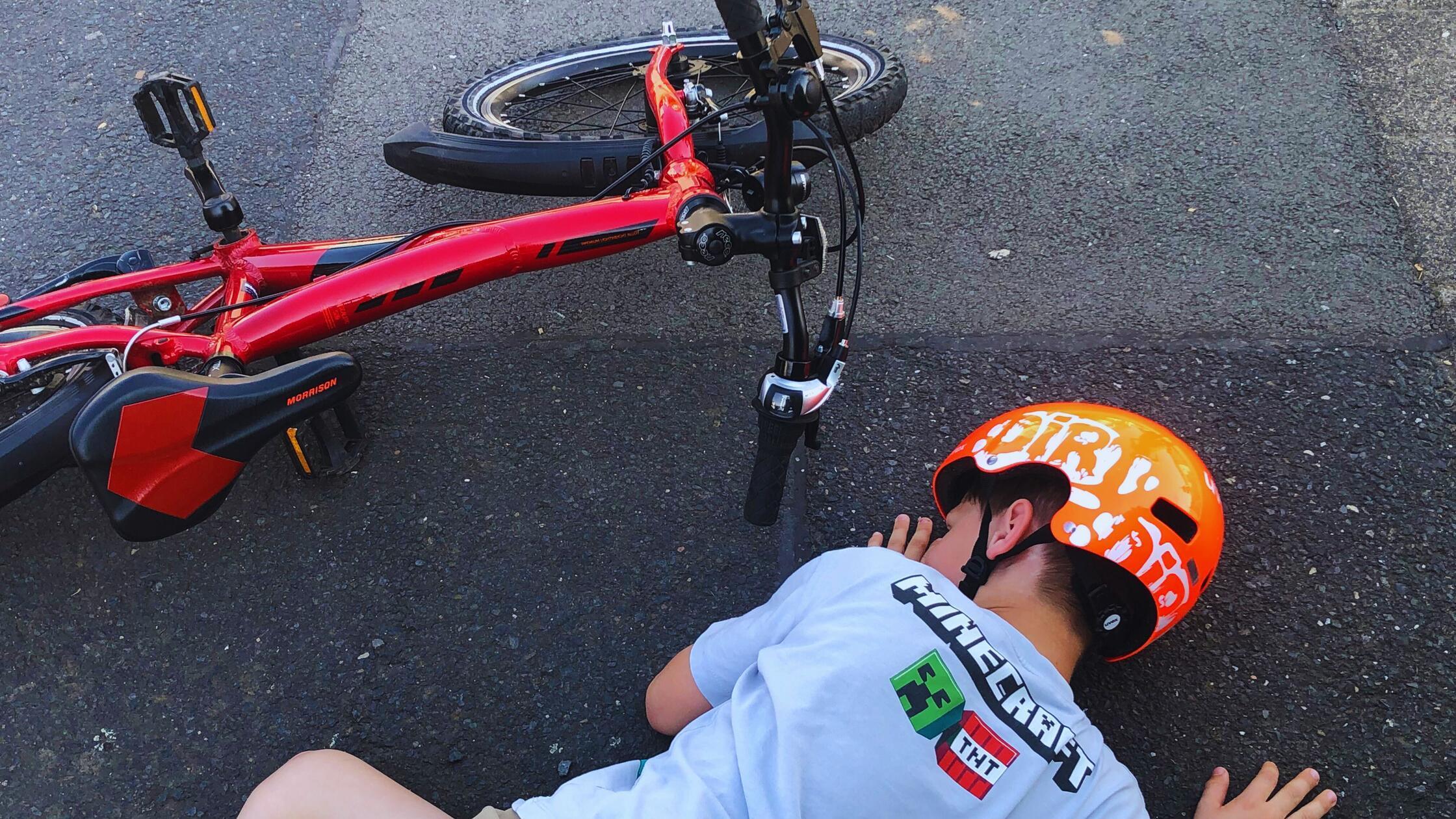 Stieg nur kurz aus und schimpfte: Mann in Nürnberg fährt Kind an und flüchtet von Unfallstelle