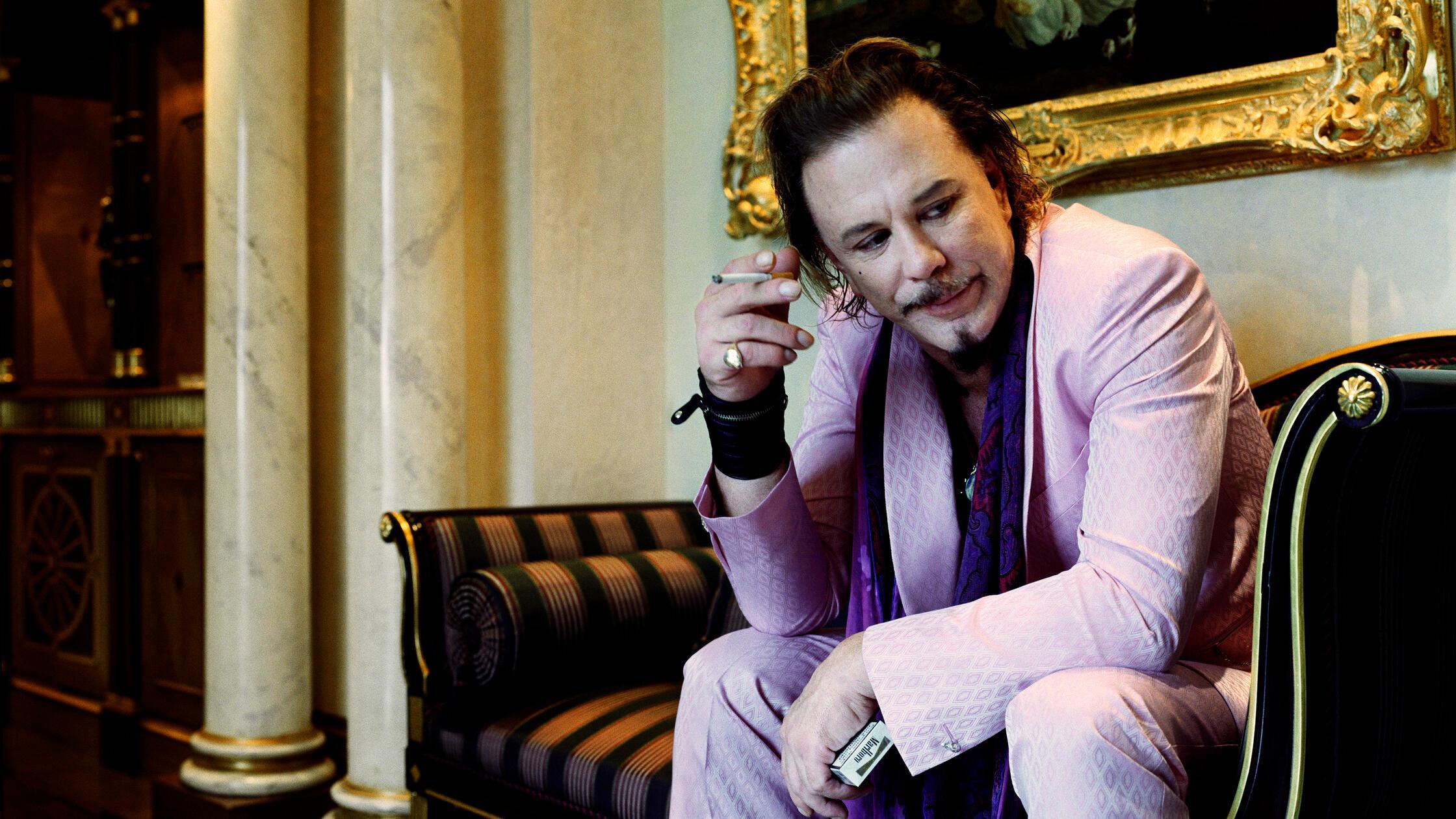 02 © Bryan Adams, Mickey Rourke, In a Pink suit, L