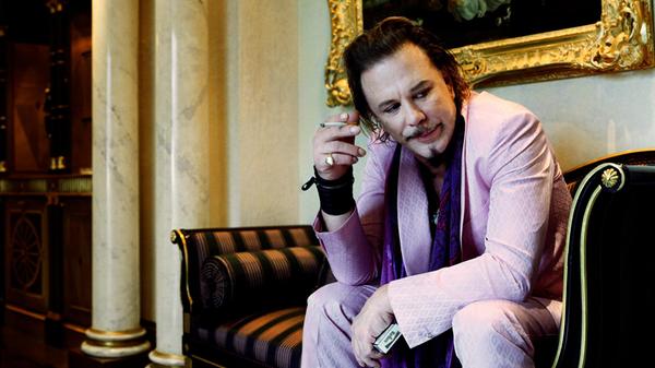 02 © Bryan Adams, Mickey Rourke, In a Pink suit, L