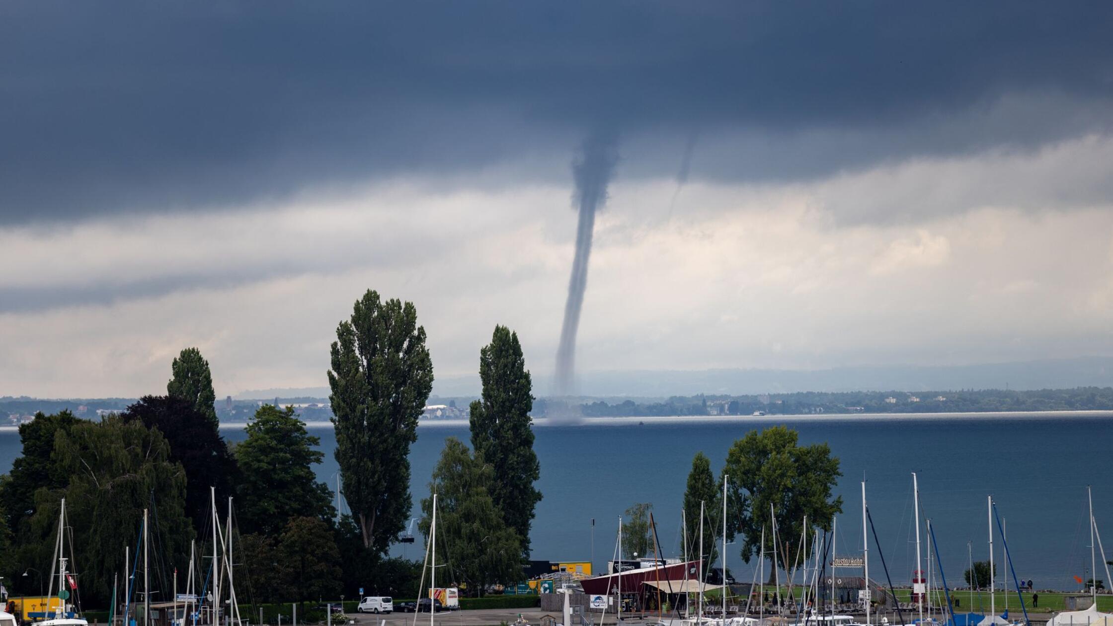 Spektakulärer Anblick: Wasserhose über dem Bodensee zu sehen