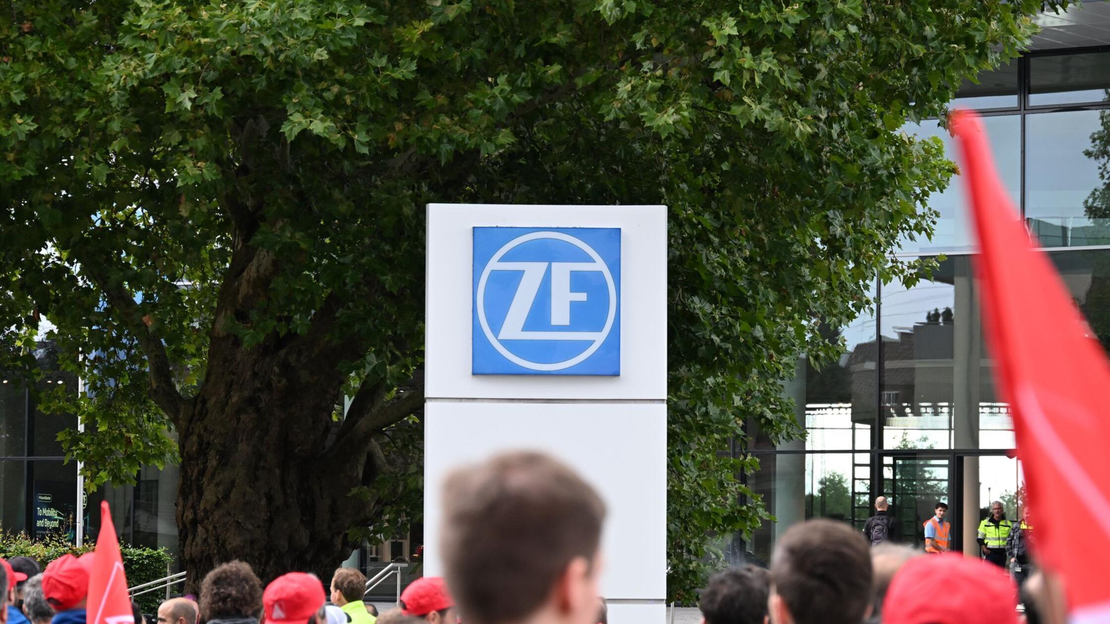 Tausende Menschen protestieren gegen Job-Abbau bei ZF