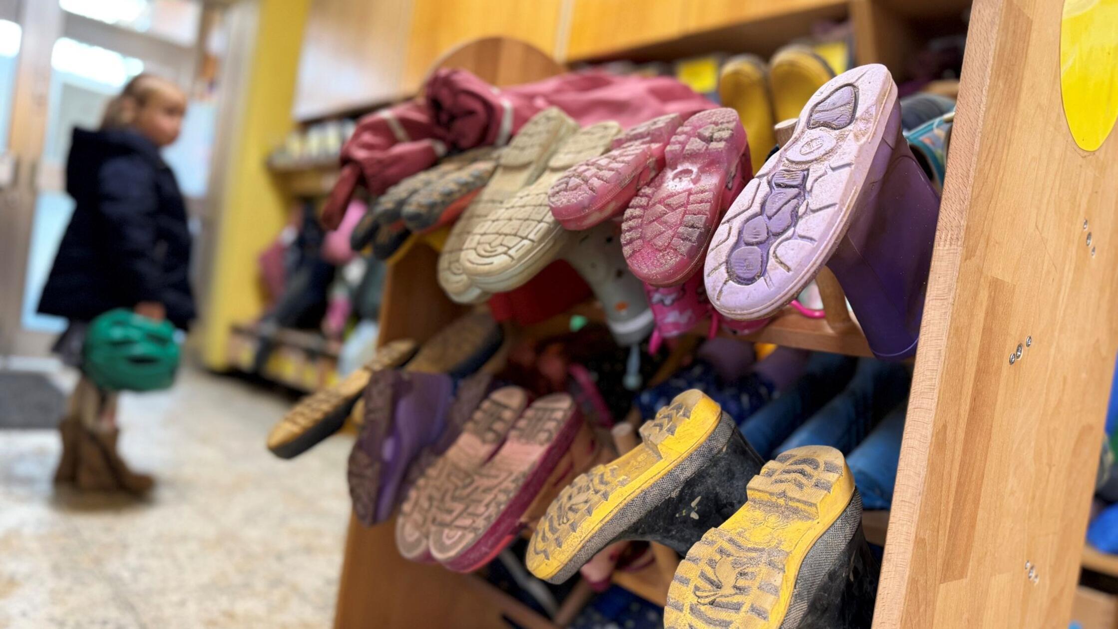 Bavarska vlada načrtuje več kadra v vrtcih in polovično zmanjšanje otroškega zagonskega kapitala