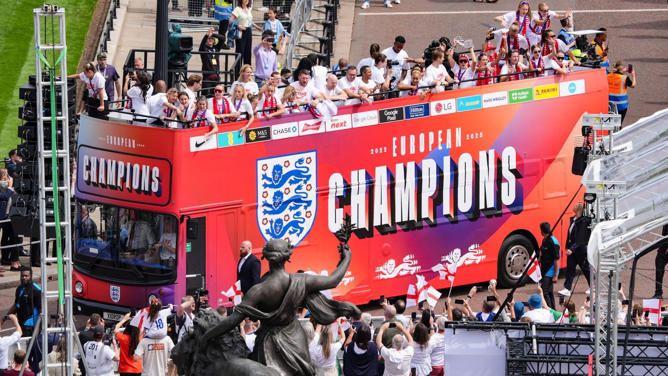 Fans feiern Englands Fußball-Europameisterinnen in London