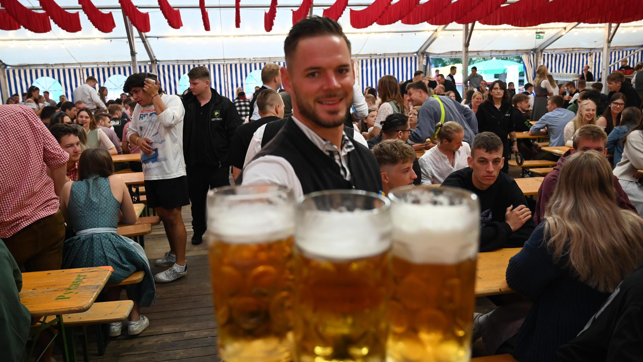 Sturm aufs Bierzelt zum Frühschoppen Burgfest 2024