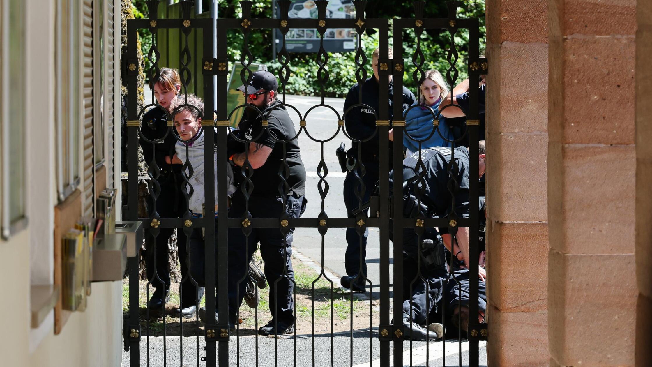 Debatte über Pavian-Tötung - Tiergarten ein Tag ge
