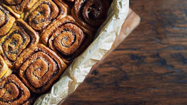 Frisch gebackene Zimtschnecken in der Backform.