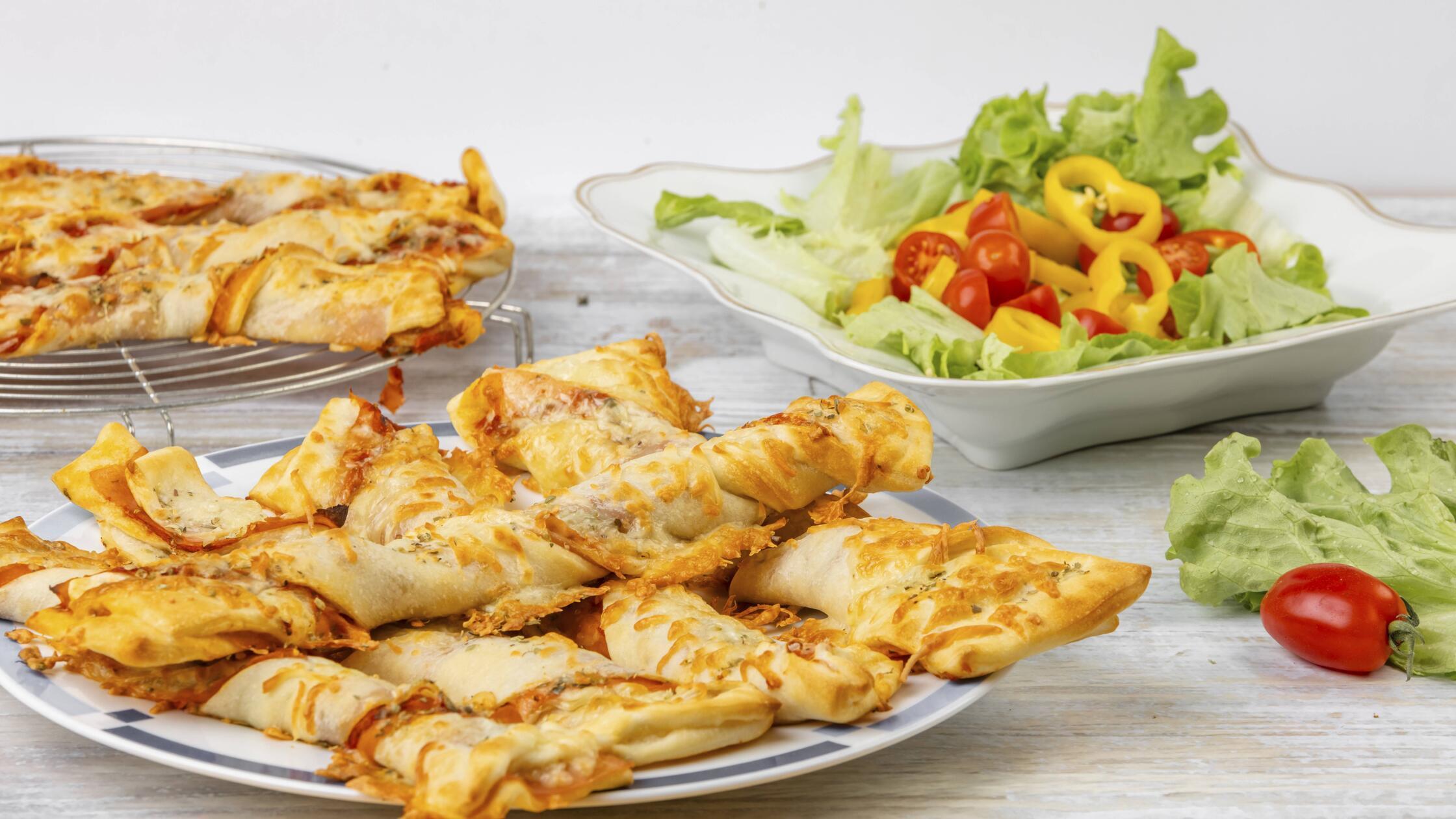 Frisch gebackene Pizzastangen, Pizza, und ein bunt