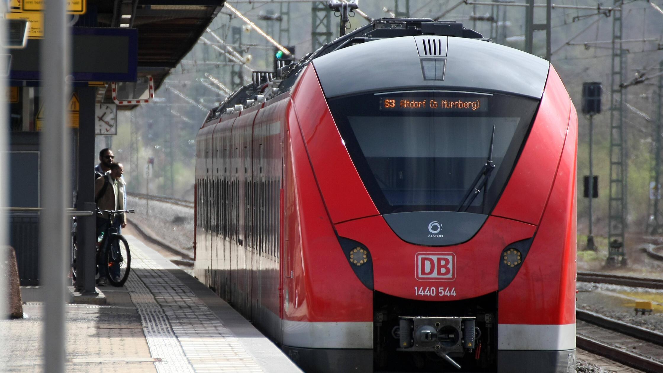 DB, Deutsche Bahn, Bahn, Schiene, Fahrgäste, Zug ,