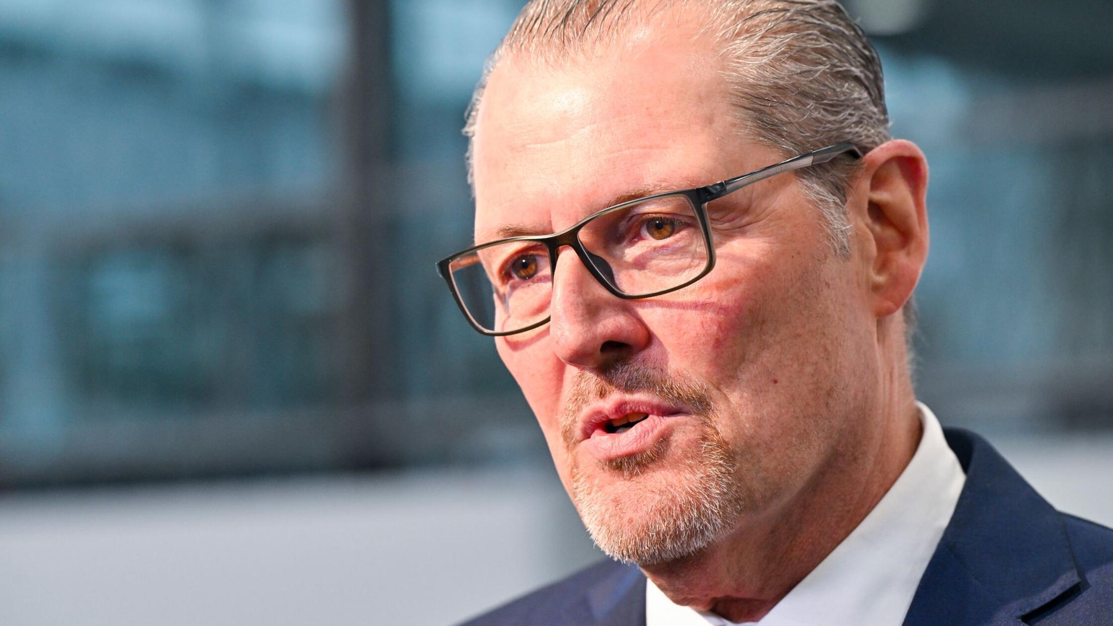 Streit um Arbeitszeiten - Arbeitgeberpräsident für Reform