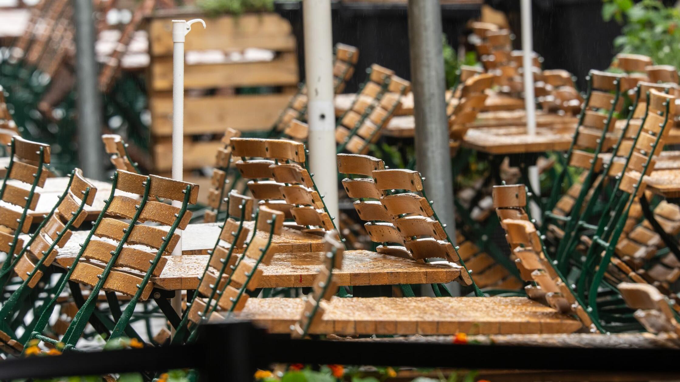 Dehoga: Regenwetter hat Gastro-Geschäft beeinträchtigt