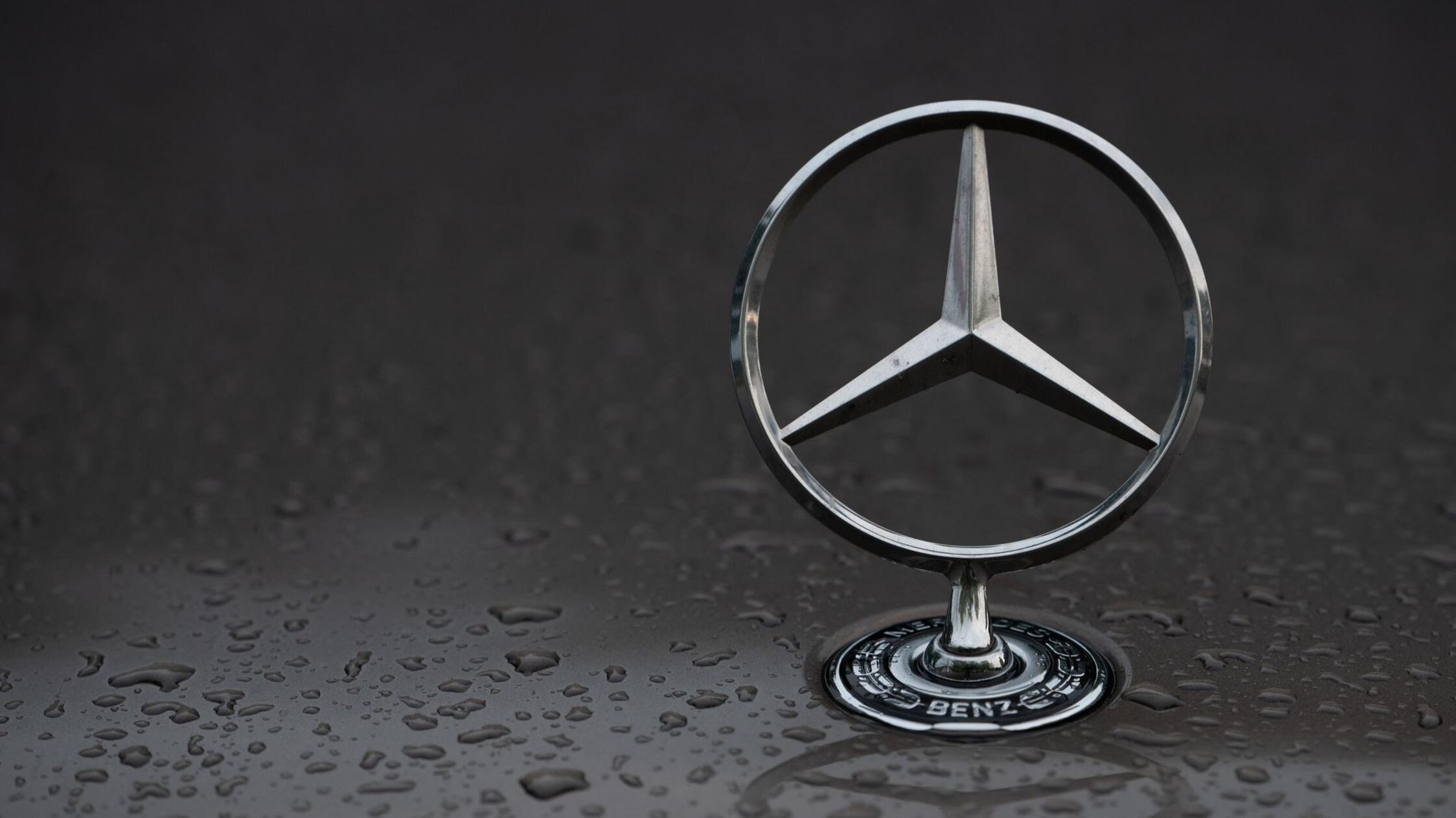 Gewinn bei Mercedes-Benz bricht um mehr als die Hälfte ein