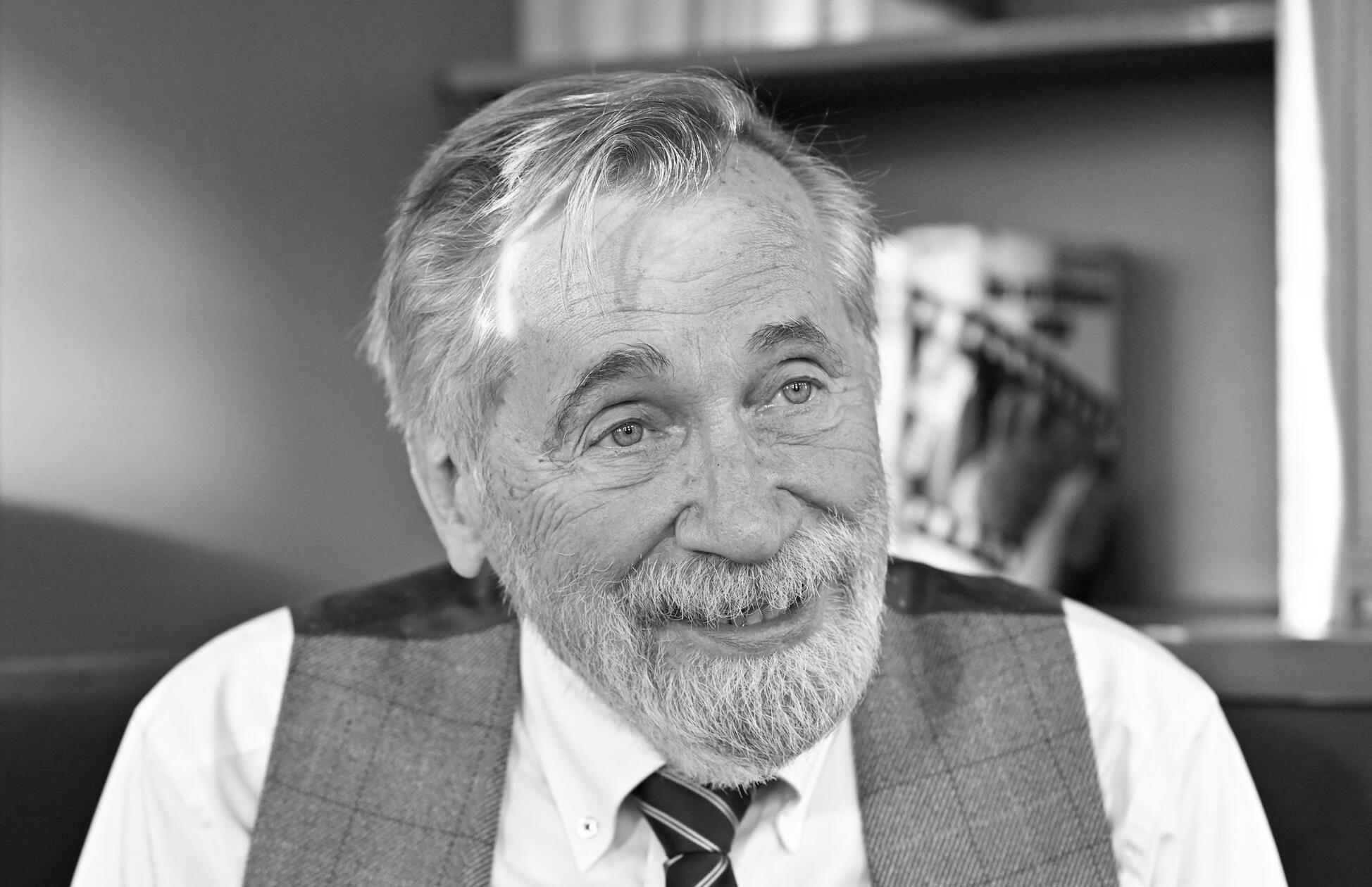 TV-Legende, "Tele-As"-Moderator und Showmaster Peter Rapp ist am 25. April 2025 im Alter von 81 Jahren gestorben. In mehr als 60 Jahren Fernsehtätigkeit hatte er sich mit Schlagfertigkeit und Humor einen Status als Kultmoderator erarbeitet.