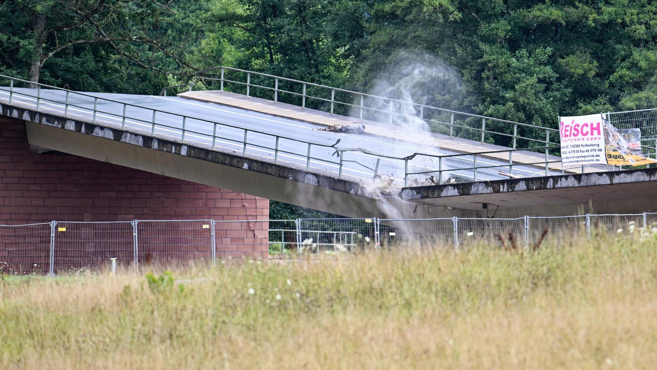 Marode Talbrücke in Südhessen gesprengt