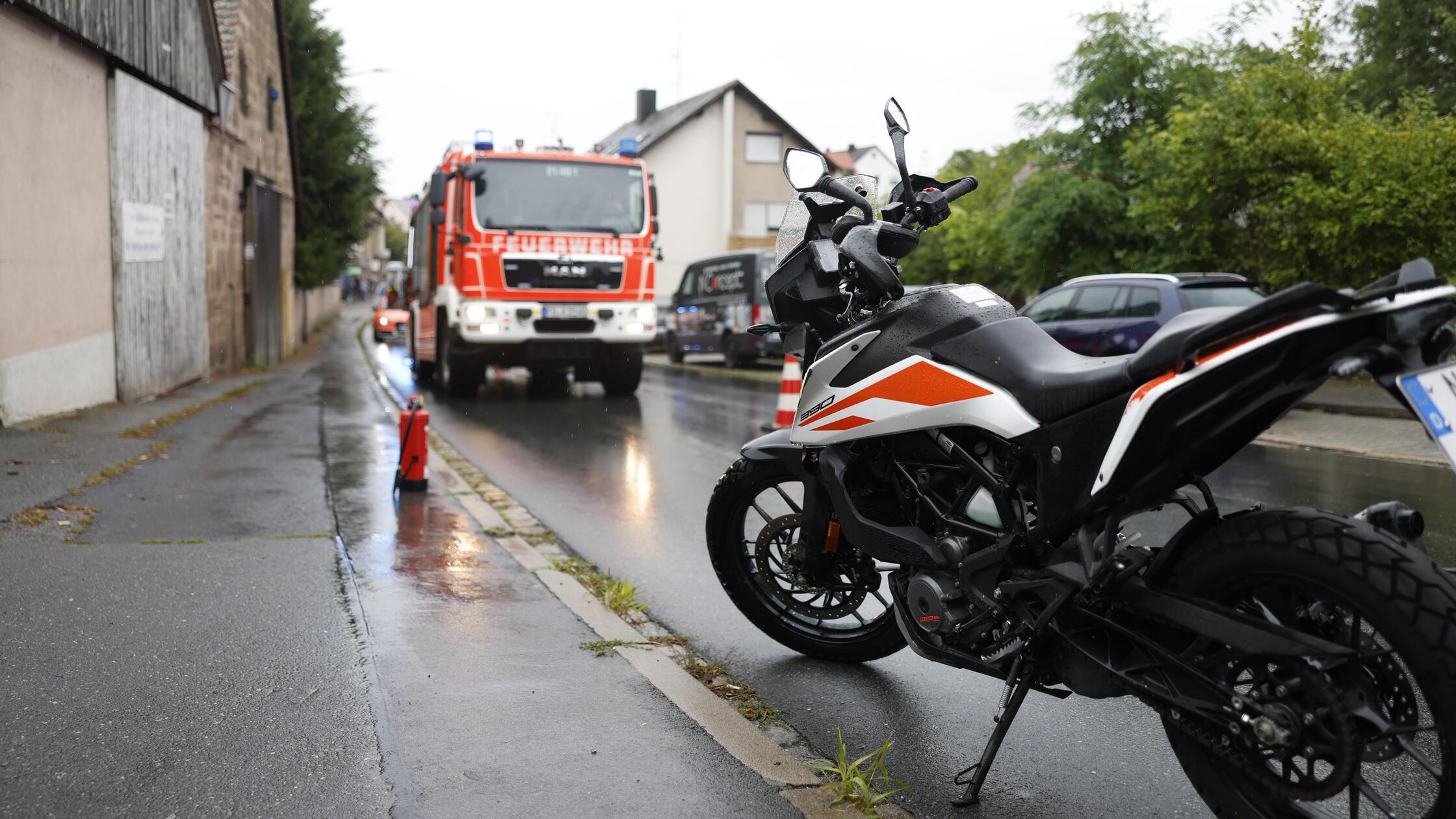 Motorradfahrer schlittert bei Fürth aus der Kurve und in den Gegenverkehr - zwei Verletzte