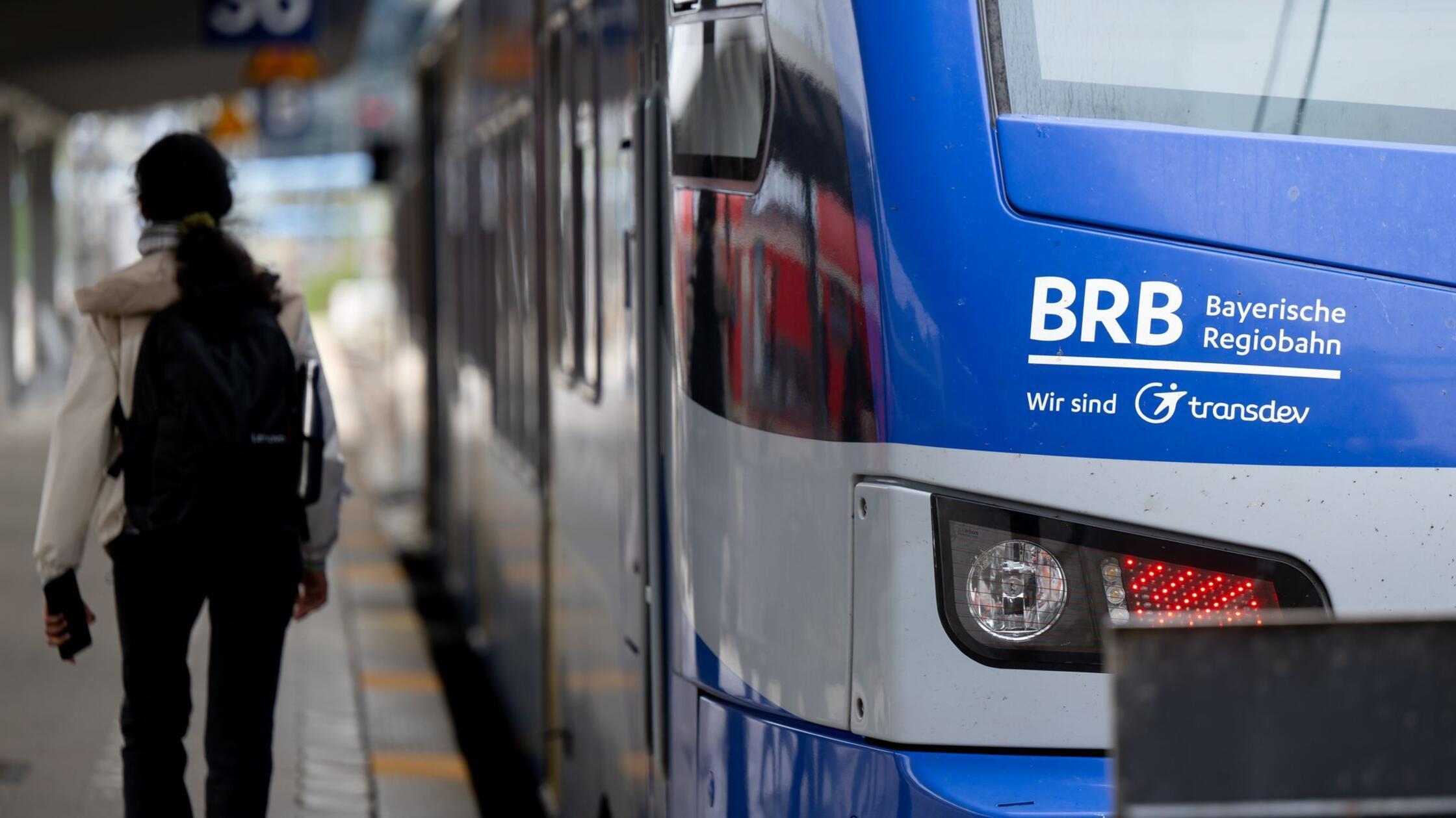 Oče zaradi cigarete ostal brez sina, ki ga je odpeljal vlak