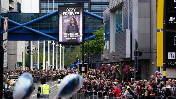 Sein Tod erschütterte Musikfans auf der ganzen Welt. Am Mittwoch wurde in seiner Heimatstadt Birmingham eine Trauerfeier veranstaltet, bevor Osbourne im Kreise seiner Familie und Freunde beerdigt wird. Der Trauerzug zog durch die ganze Stadt.