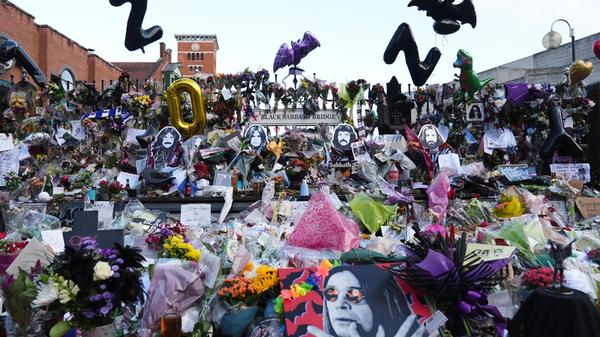 Auf der Black Sabbath Bridge wurde 2019 eine Bank mit den Portraits der vier Gründungsmitglieder der "Band Black Sabbath" aufgestellt. Nach dem Tod der Musiklegende wurde die Bank von Blumen und Briefen regelrecht überschüttet.