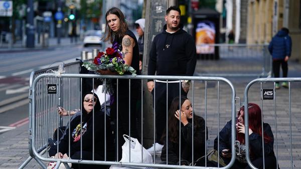 Fans kamen früh an, um sich einen Platz in der Nähe der Black-Sabbath-Brücke in der Broad Street in Birmingham zu sichern.