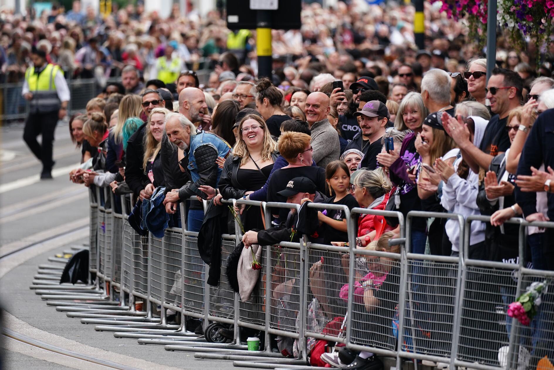 Tausende Menschen sind gekommen, um Abschied von der Musik-Legende zu nehmen.