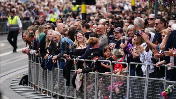 Tausende Menschen sind gekommen, um Abschied von der Musik-Legende zu nehmen.