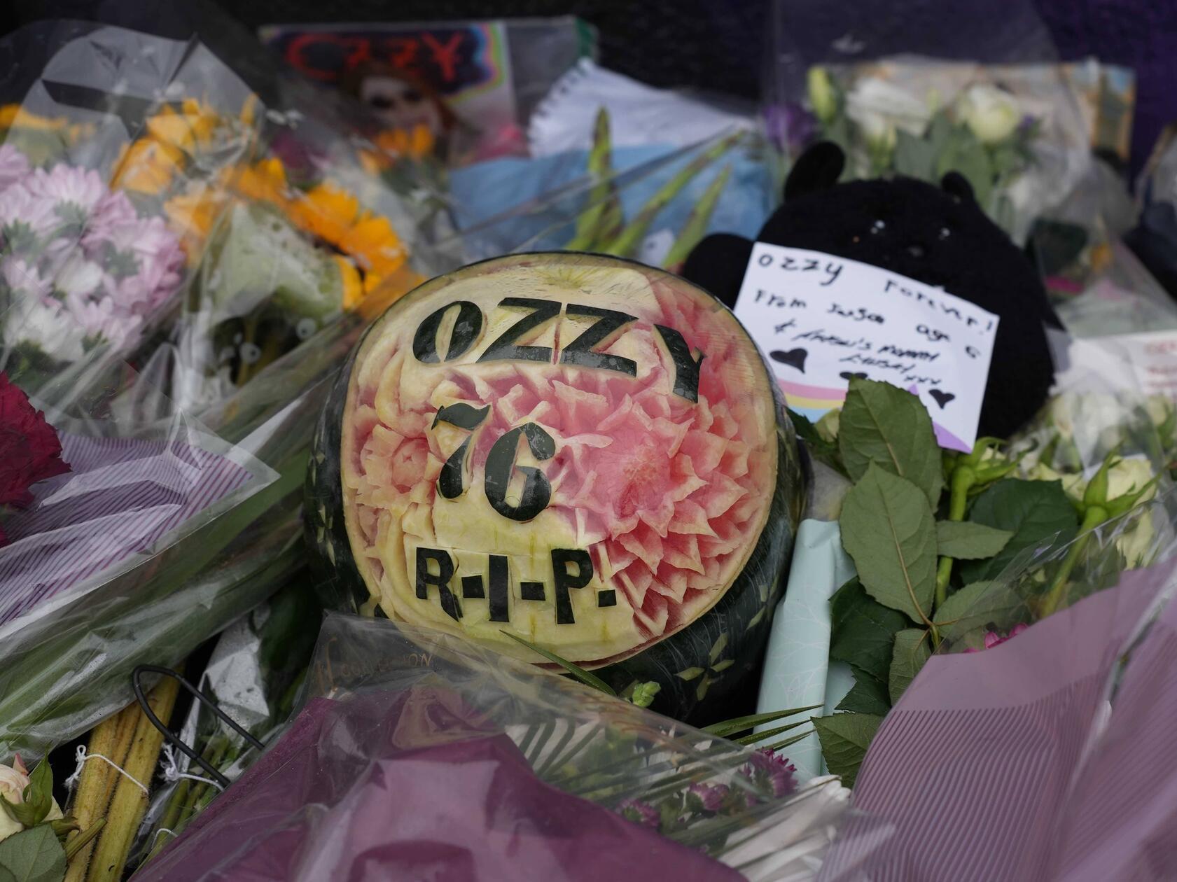 Viele davon kamen mit Blumen und feierten den Sänger und Musiker mit Sprechchören.