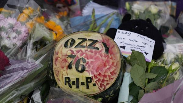 Viele davon kamen mit Blumen und feierten den Sänger und Musiker mit Sprechchören.