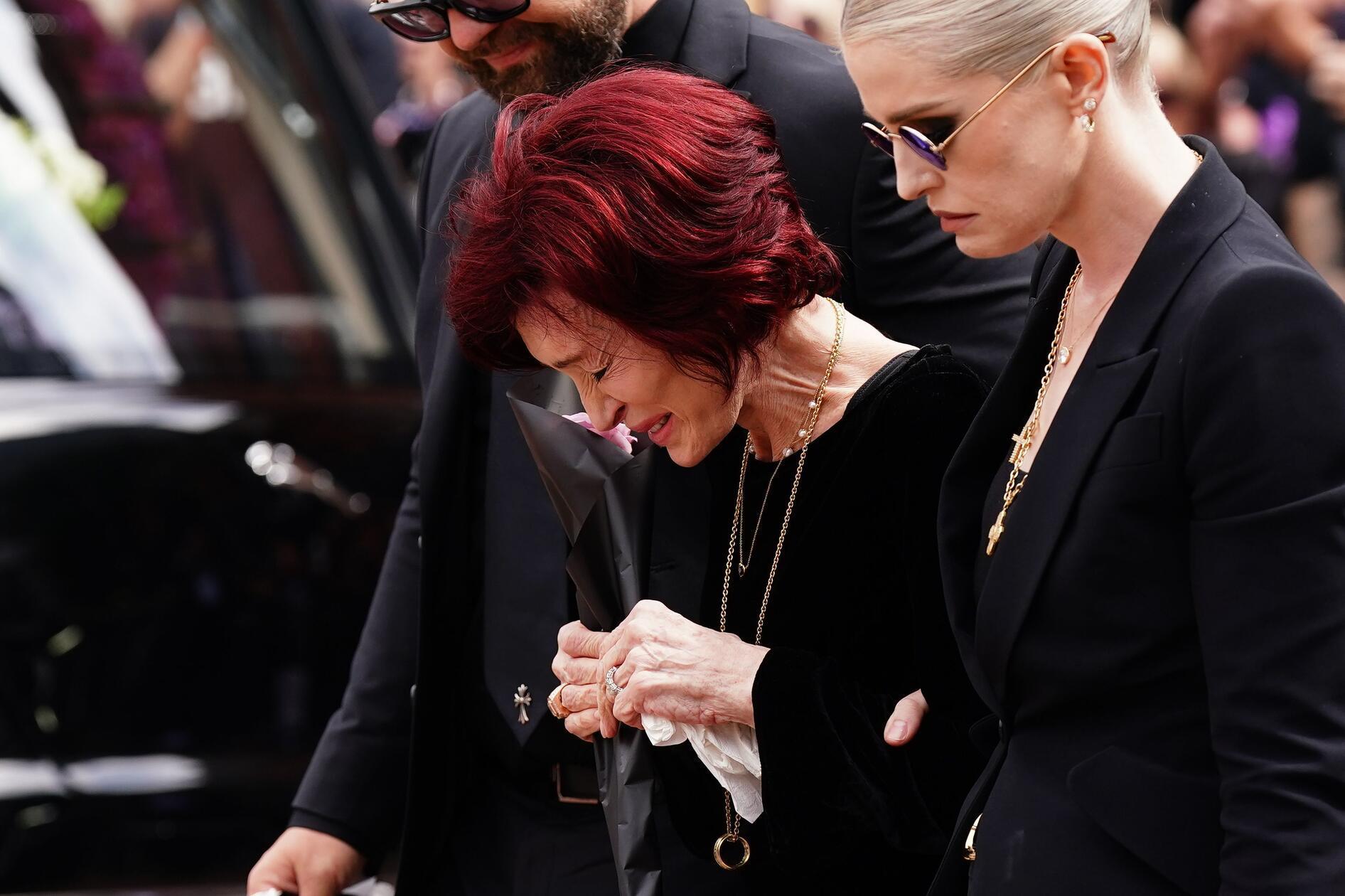 Die Familie von Ozzy Osbourne, Jack Osbourne (von links nach rechts), Sharon Osbourne und Kelly Osbourne legen Blumen nieder.