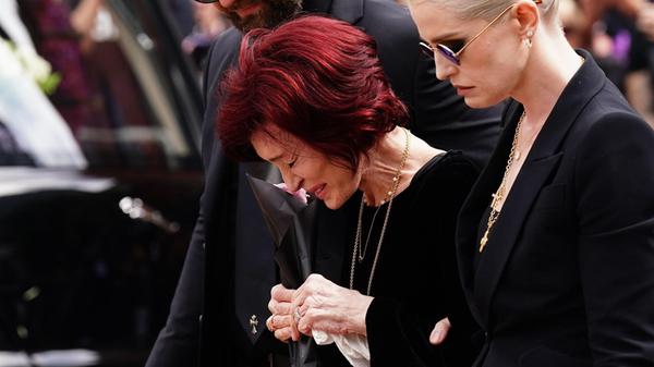 Die Familie von Ozzy Osbourne, Jack Osbourne (von links nach rechts), Sharon Osbourne und Kelly Osbourne legen Blumen nieder.