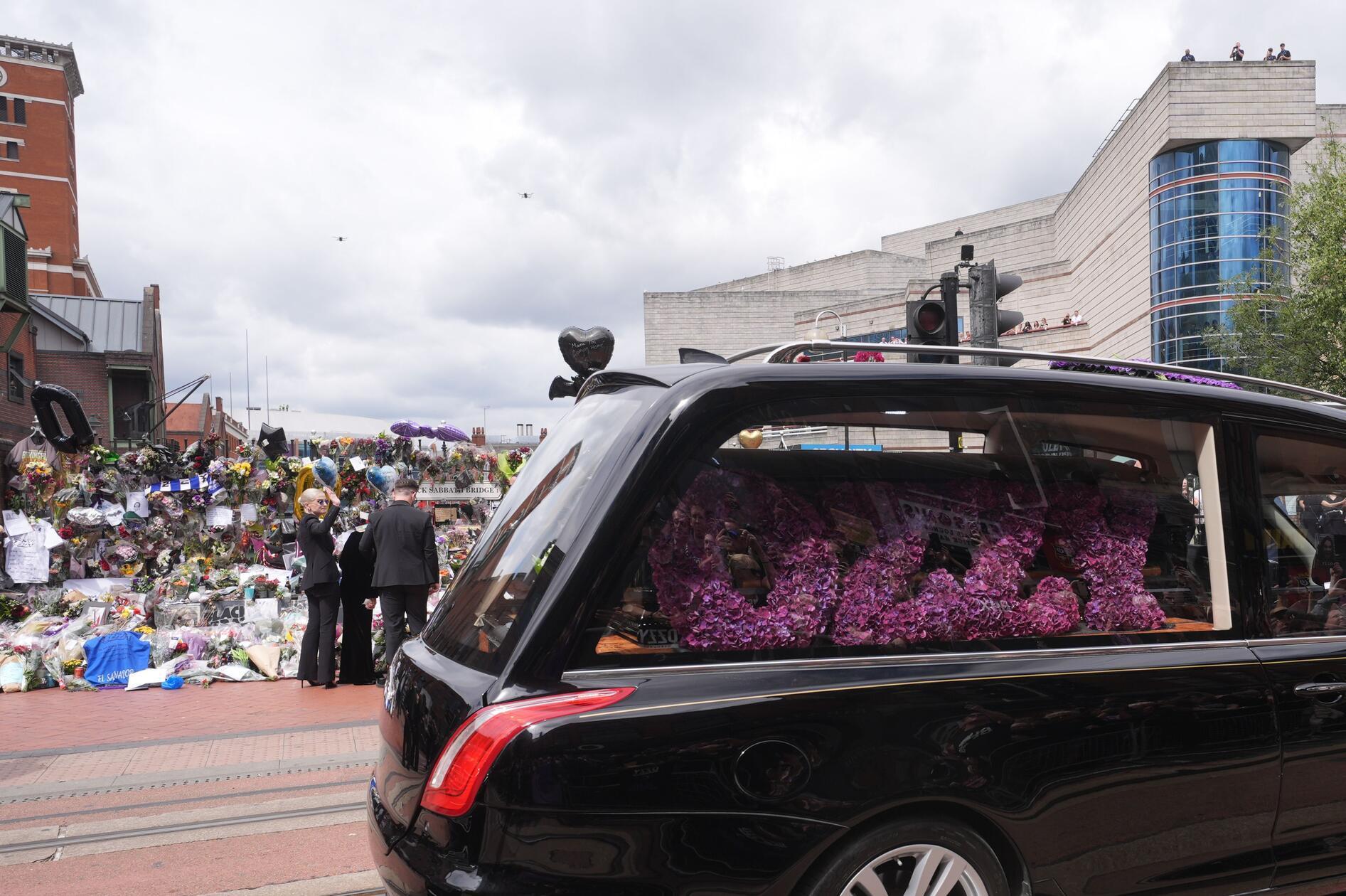 Der Sarg mit Osbournes Leichnam wurde durch die Stadt gefahren.