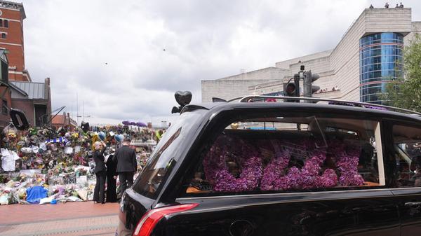 Der Sarg mit Osbournes Leichnam wurde durch die Stadt gefahren.