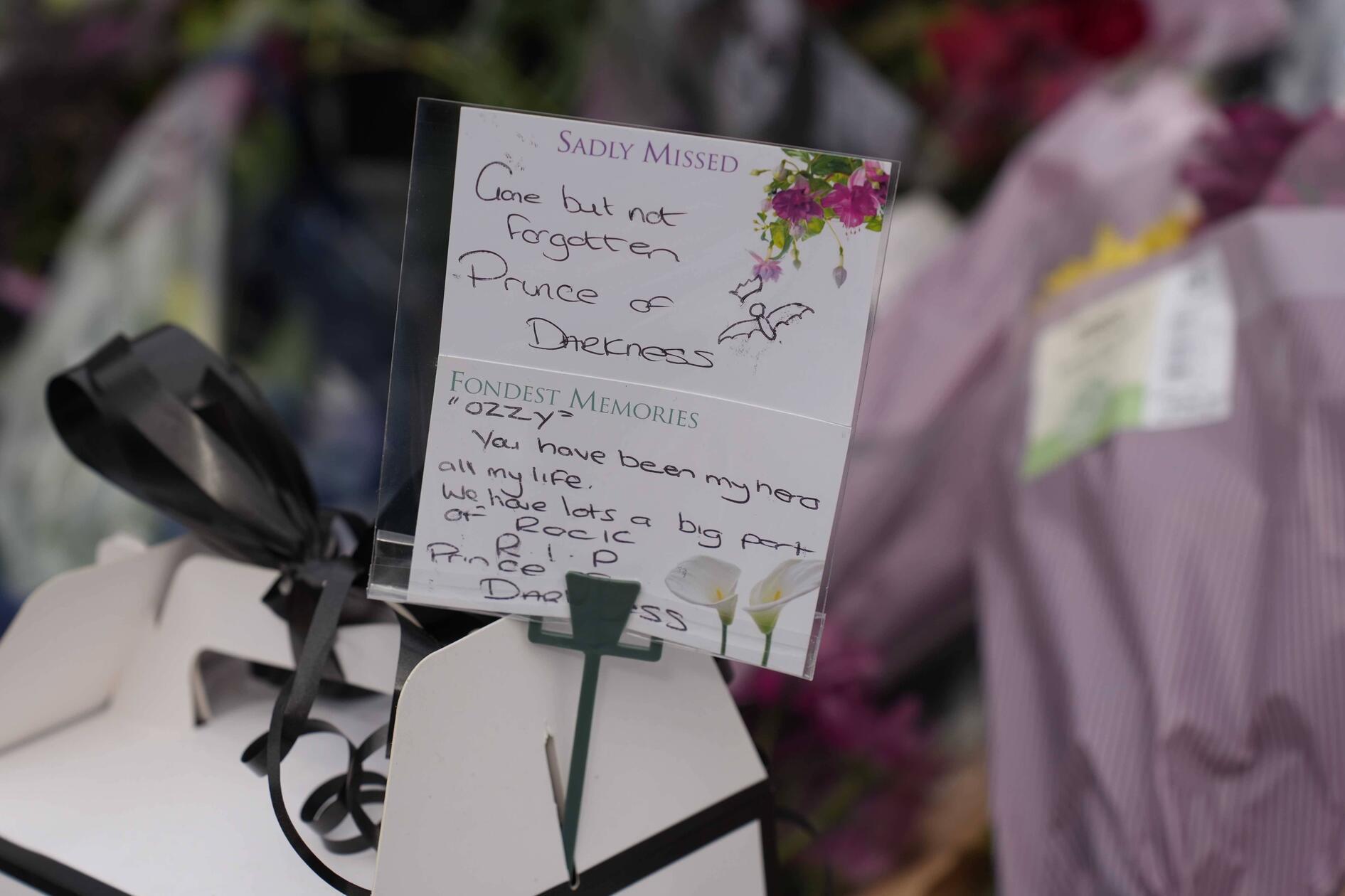 Zahlreiche Menschen hinterlassen emotionale und persönliche Nachrichten am Blumenberg