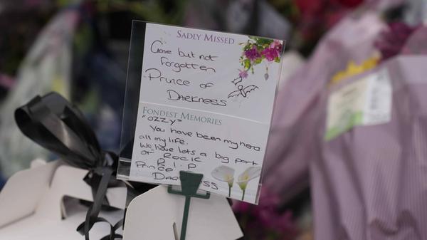 Zahlreiche Menschen hinterlassen emotionale und persönliche Nachrichten am Blumenberg