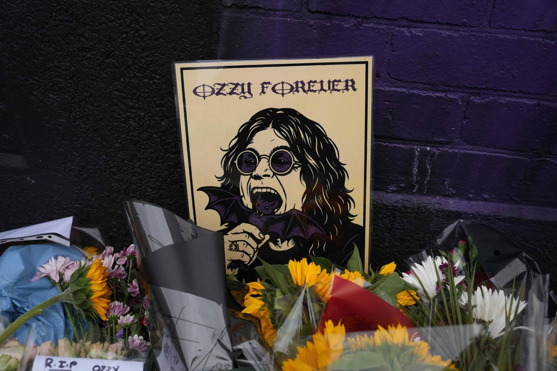 "Er hat mich inspiriert, ich liebe seine Musik, ich liebe sie wirklich sehr", sagte eine Frau am Rande der Prozession der Nachrichtenagentur PA. Sie lerne nun Gitarre spielen, um Songs der Legende spielen zu können.