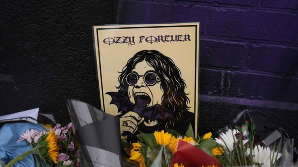 "Er hat mich inspiriert, ich liebe seine Musik, ich liebe sie wirklich sehr", sagte eine Frau am Rande der Prozession der Nachrichtenagentur PA. Sie lerne nun Gitarre spielen, um Songs der Legende spielen zu können.