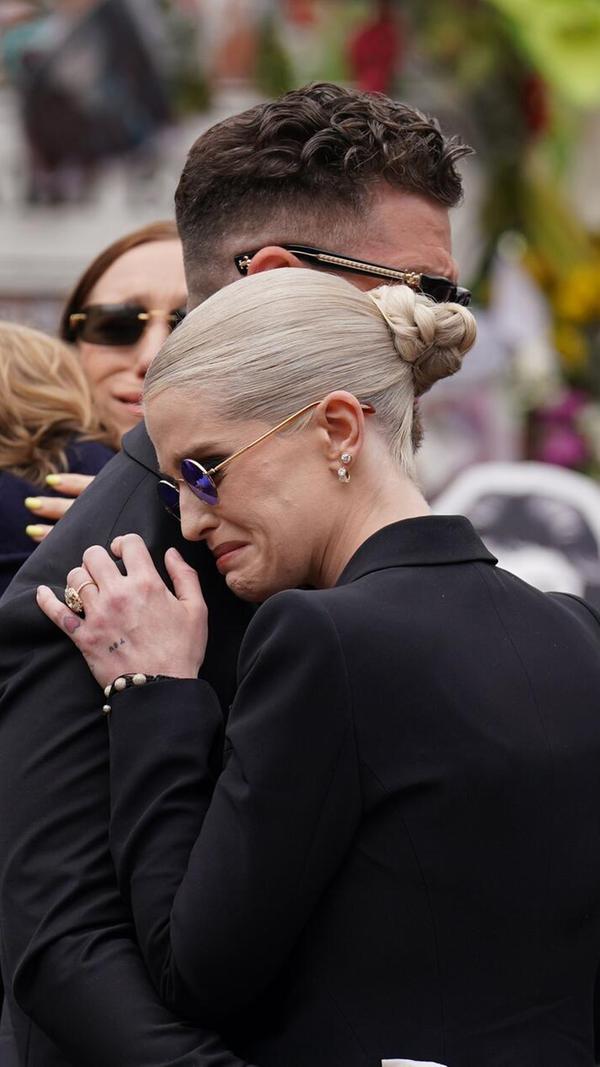 Die Familie von Osbourne trauerte in Anwesenheit tausender Fans.