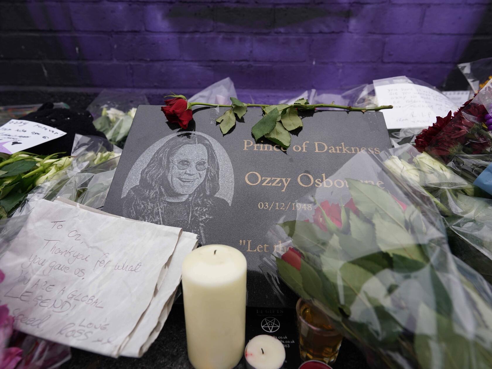 "Wir wissen, wie viel dieser Moment seinen Fans bedeuten wird", erklärte Birminghams Bürgermeister Zafar Iqbal während der Vorbereitung auf die Trauerfeier.