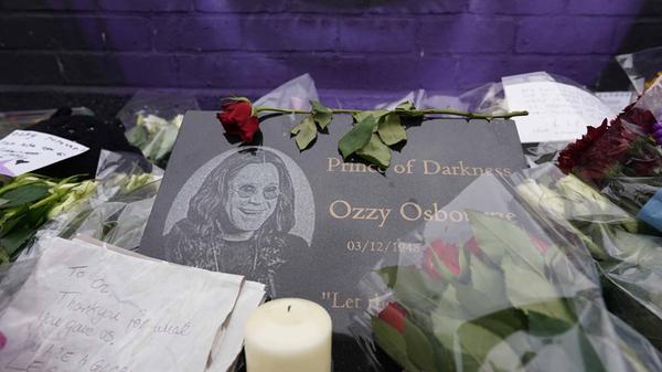 "Wir wissen, wie viel dieser Moment seinen Fans bedeuten wird", erklärte Birminghams Bürgermeister Zafar Iqbal während der Vorbereitung auf die Trauerfeier.