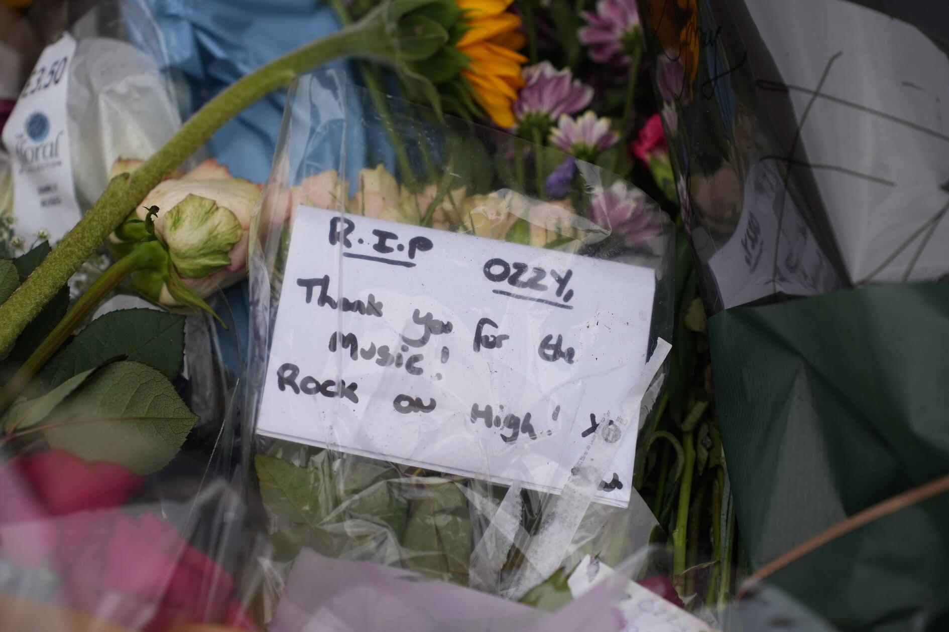 Erst vor wenigen Wochen hatte Osbourne, der an Parkinson erkrankt war, ein umjubeltes Abschiedskonzert in seiner Heimatstadt gegeben.