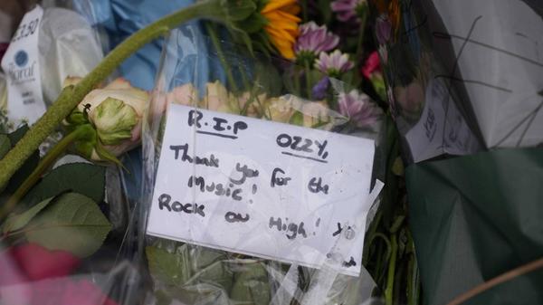 Erst vor wenigen Wochen hatte Osbourne, der an Parkinson erkrankt war, ein umjubeltes Abschiedskonzert in seiner Heimatstadt gegeben.