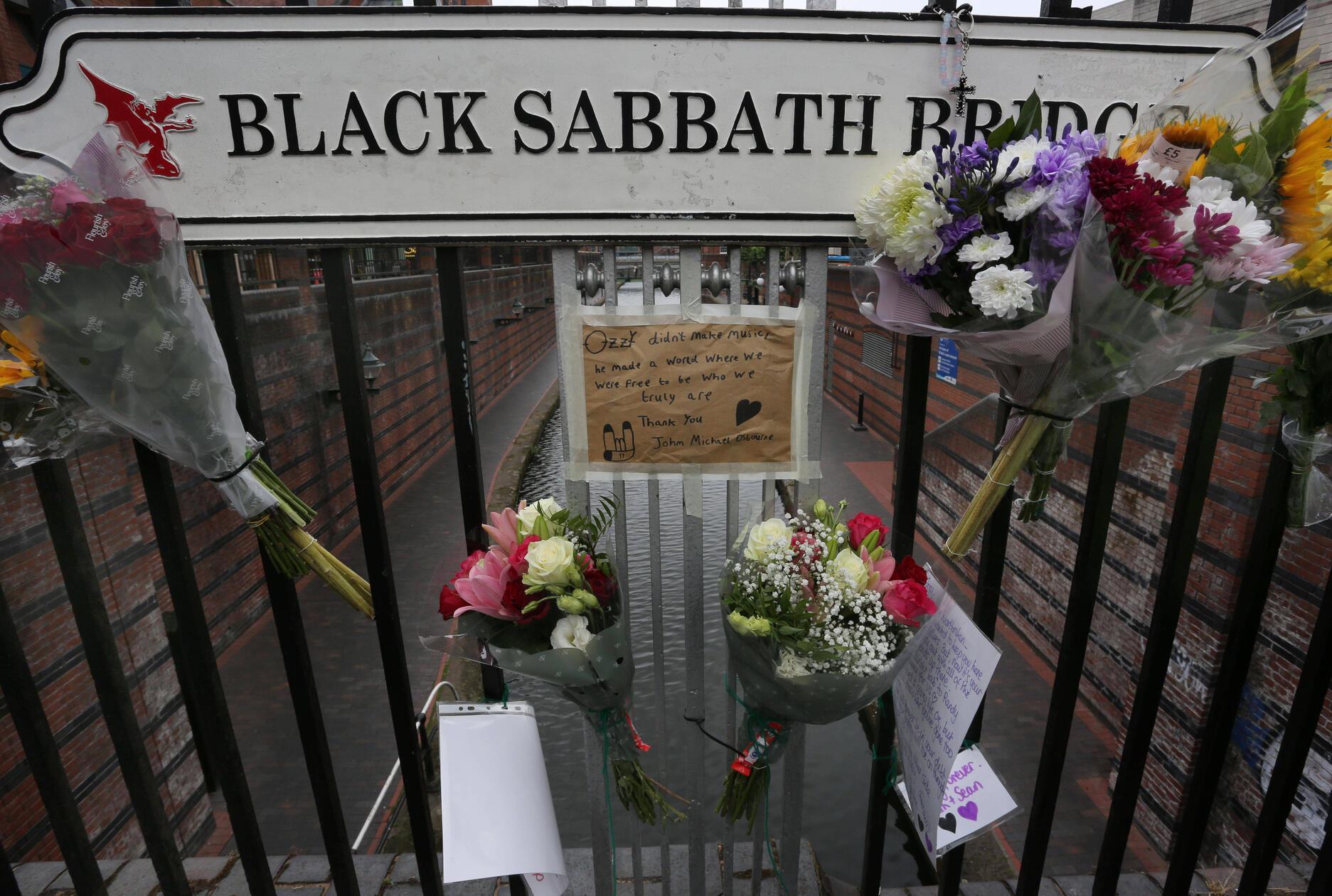 Um den Massen an Fans gerecht zu werden, sind die Straßen für die Parade bereits seit 8 Uhr morgens gesperrt.