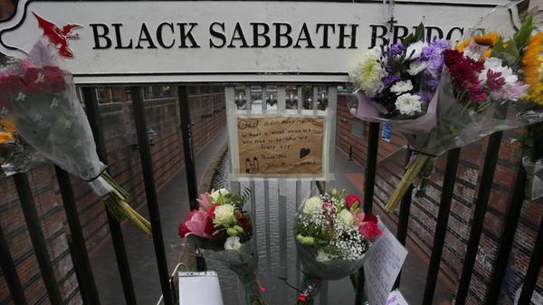 Um den Massen an Fans gerecht zu werden, sind die Straßen für die Parade bereits seit 8 Uhr morgens gesperrt.