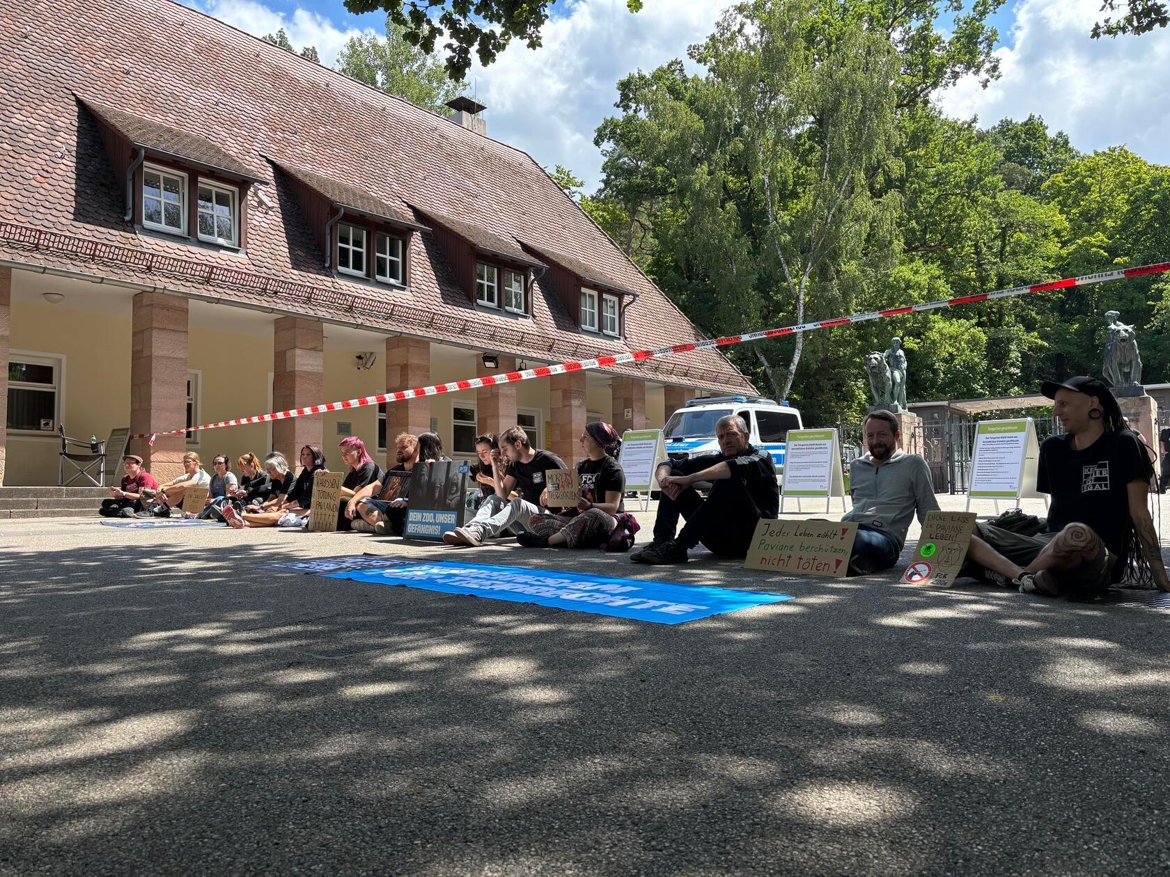 Zuletzt hatten Aktivisten und Aktivistinnen wiederholt vor dem Tiergarten protestiert und sich auch vor dem Eingang festgeklebt.