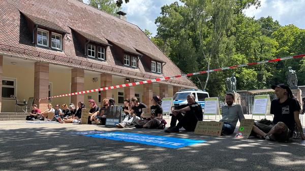 Zuletzt hatten Aktivisten und Aktivistinnen wiederholt vor dem Tiergarten protestiert und sich auch vor dem Eingang festgeklebt.