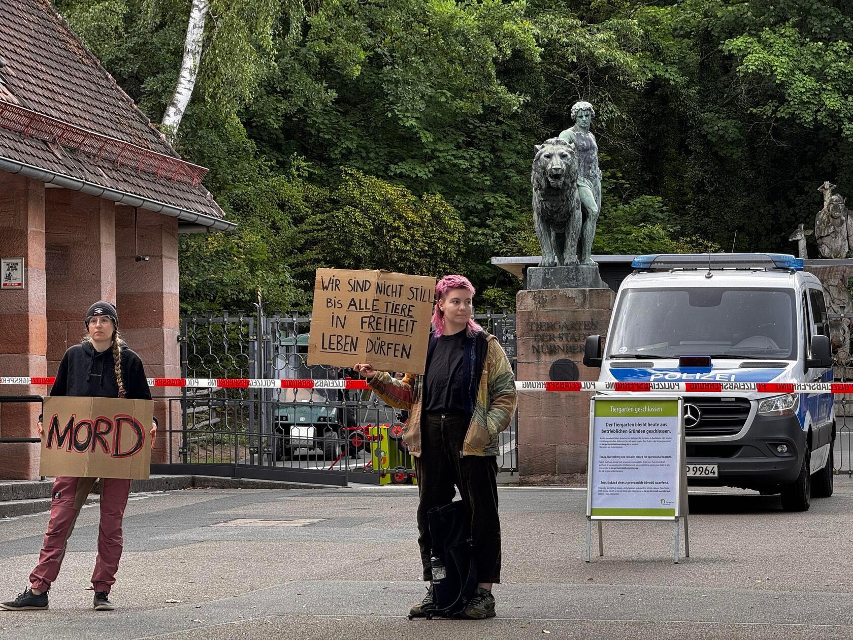 Die Polizei bewachte am Dienstag daher den Eingang. Am Nachmittag konnten mehrere Aktivistinnen und Aktivisten dennoch in den Zoo eindringen.