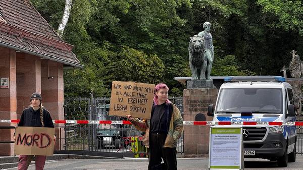 Die Polizei bewachte am Dienstag daher den Eingang. Am Nachmittag konnten mehrere Aktivistinnen und Aktivisten dennoch in den Zoo eindringen.