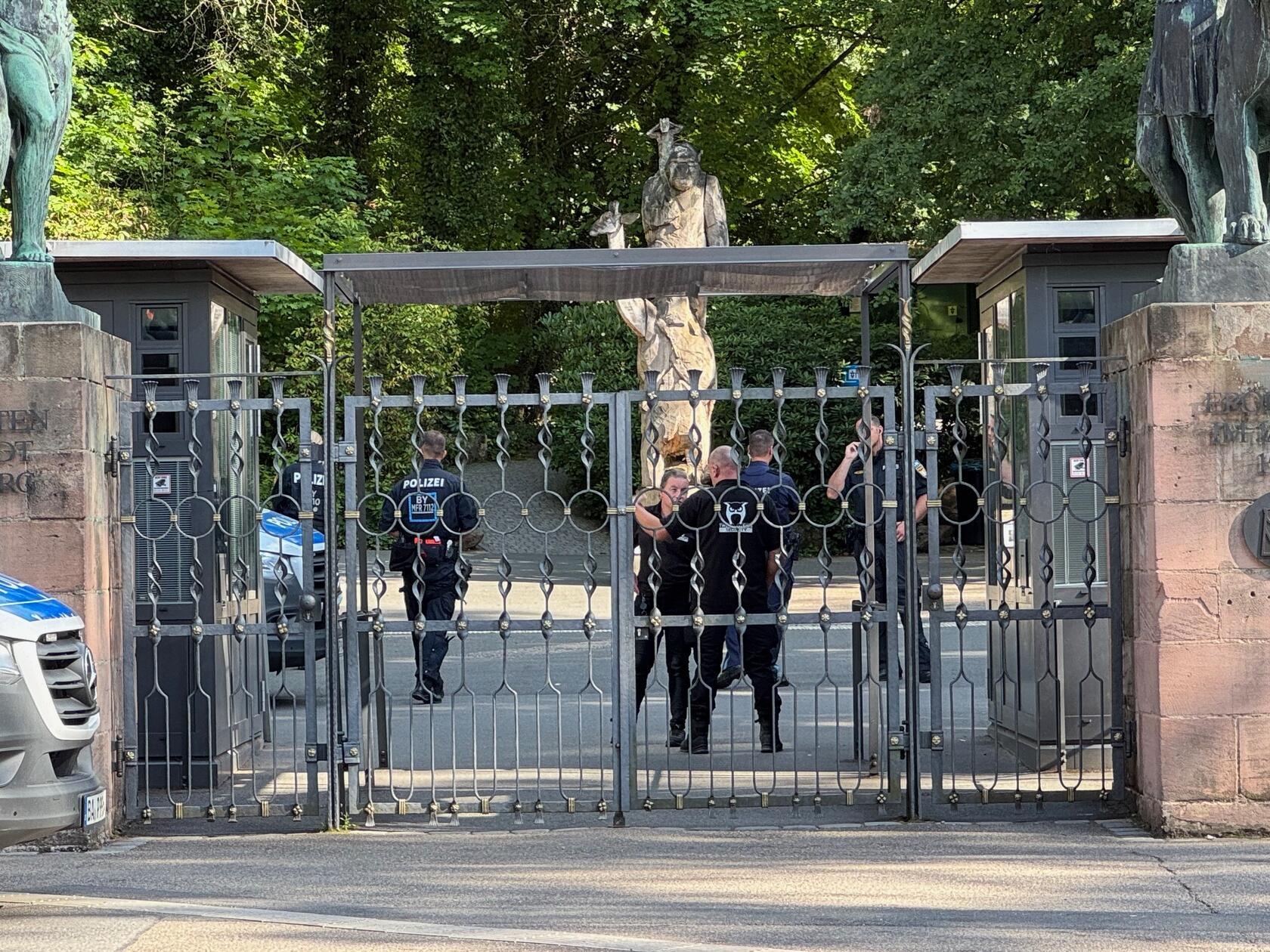 Wie die Polizei offiziell bestätigte, verschafften sich die Personen gegen 15:15 Uhr unbefugten Zutritt zum Gelände. Mehrere wurden anschließend vorläufig festgenommen.